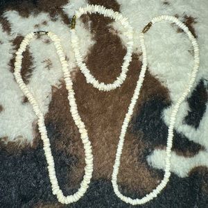 Women’s necklace and bracelet. Comes with 2 necklaces.